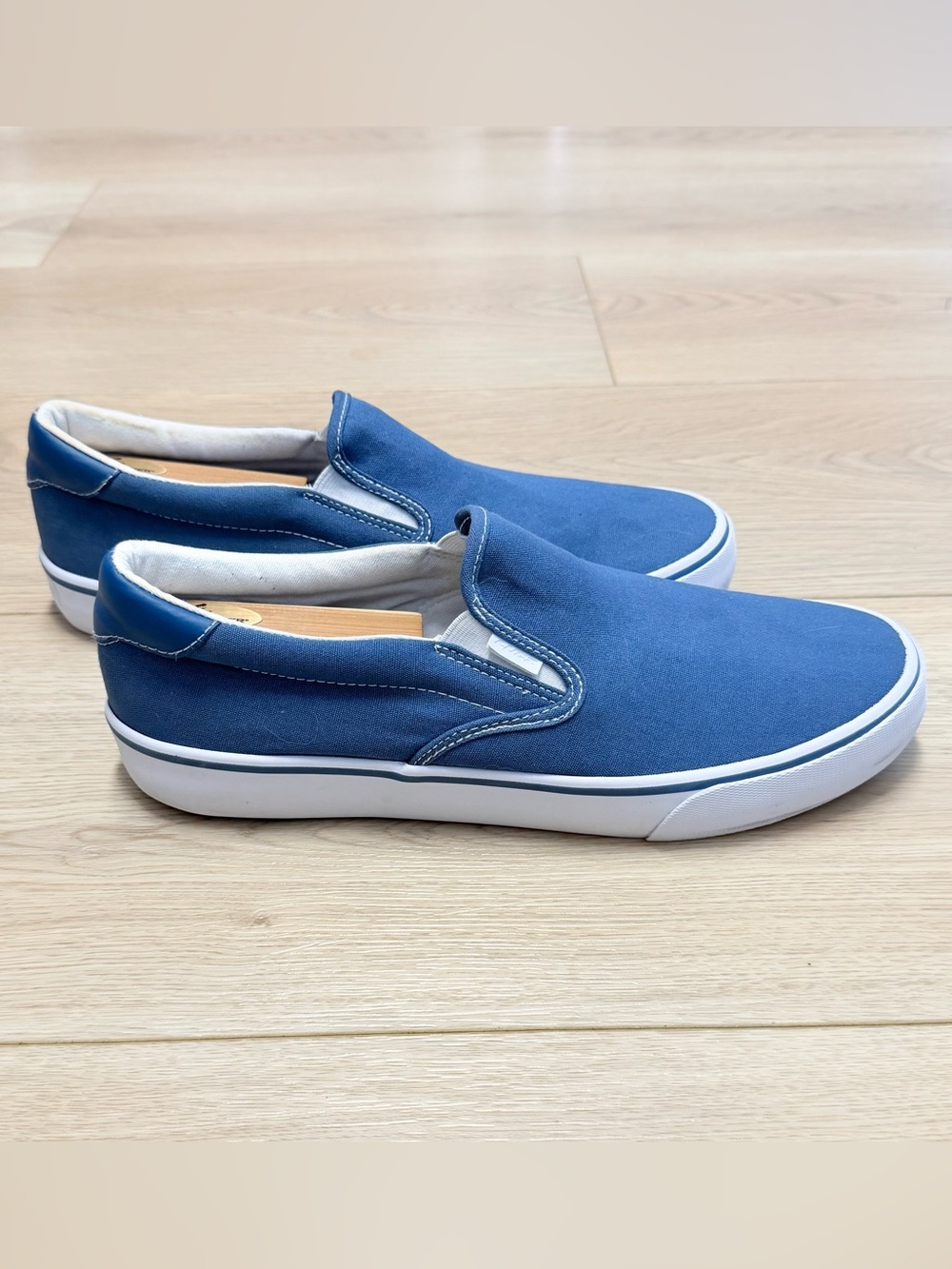 Lugz Clipper slip-on sneakers with a canvas upper and white sole Men’s 10.5